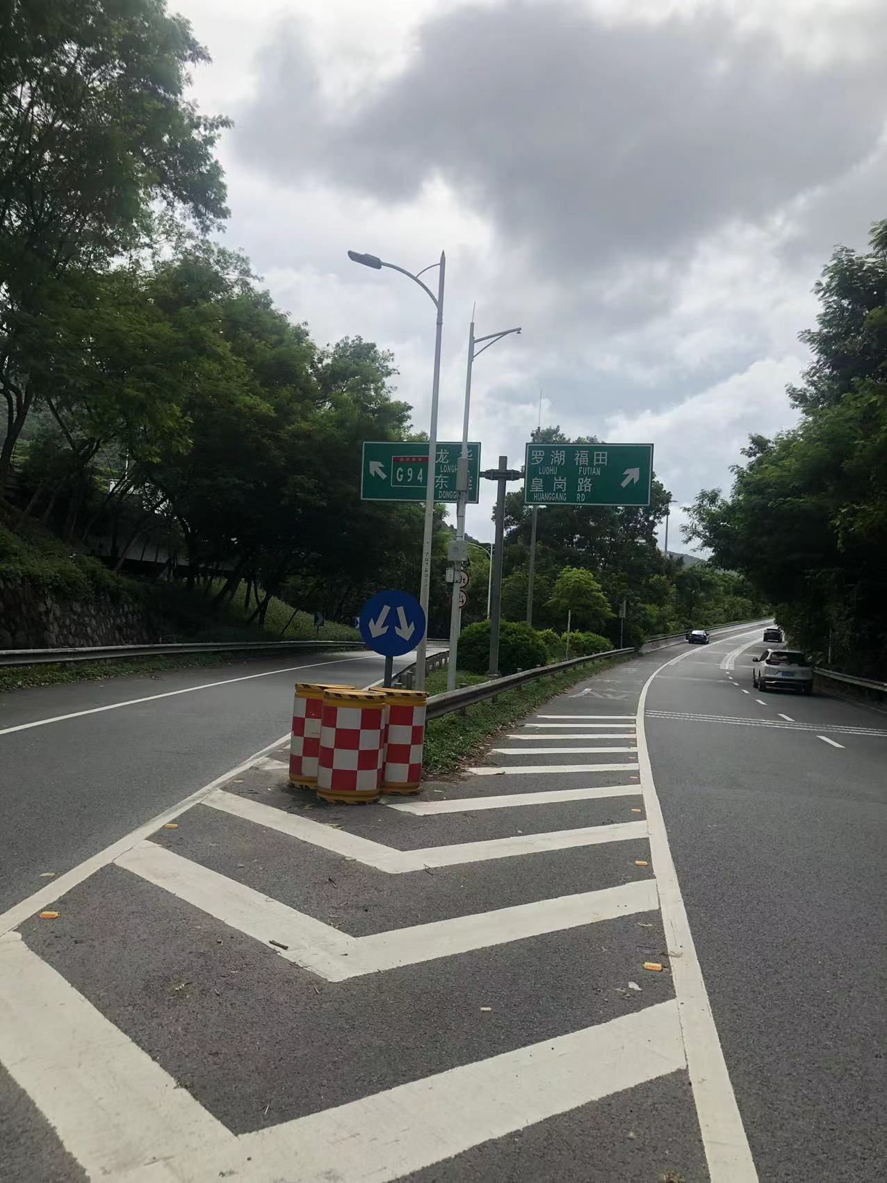 深圳:引起争议的道路左侧应急车道标志已撤除