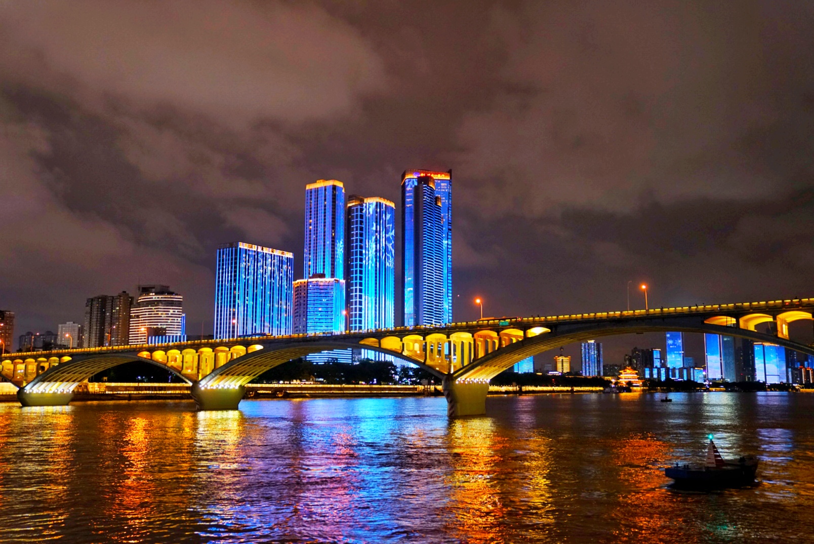夏天来长沙,湘江夜游打卡经典城市地标,渔人码头吃小龙虾超过瘾