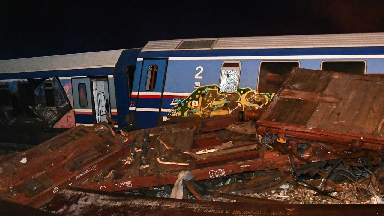 希腊两列火车相撞已致36死85伤客运车上约有350名乘客