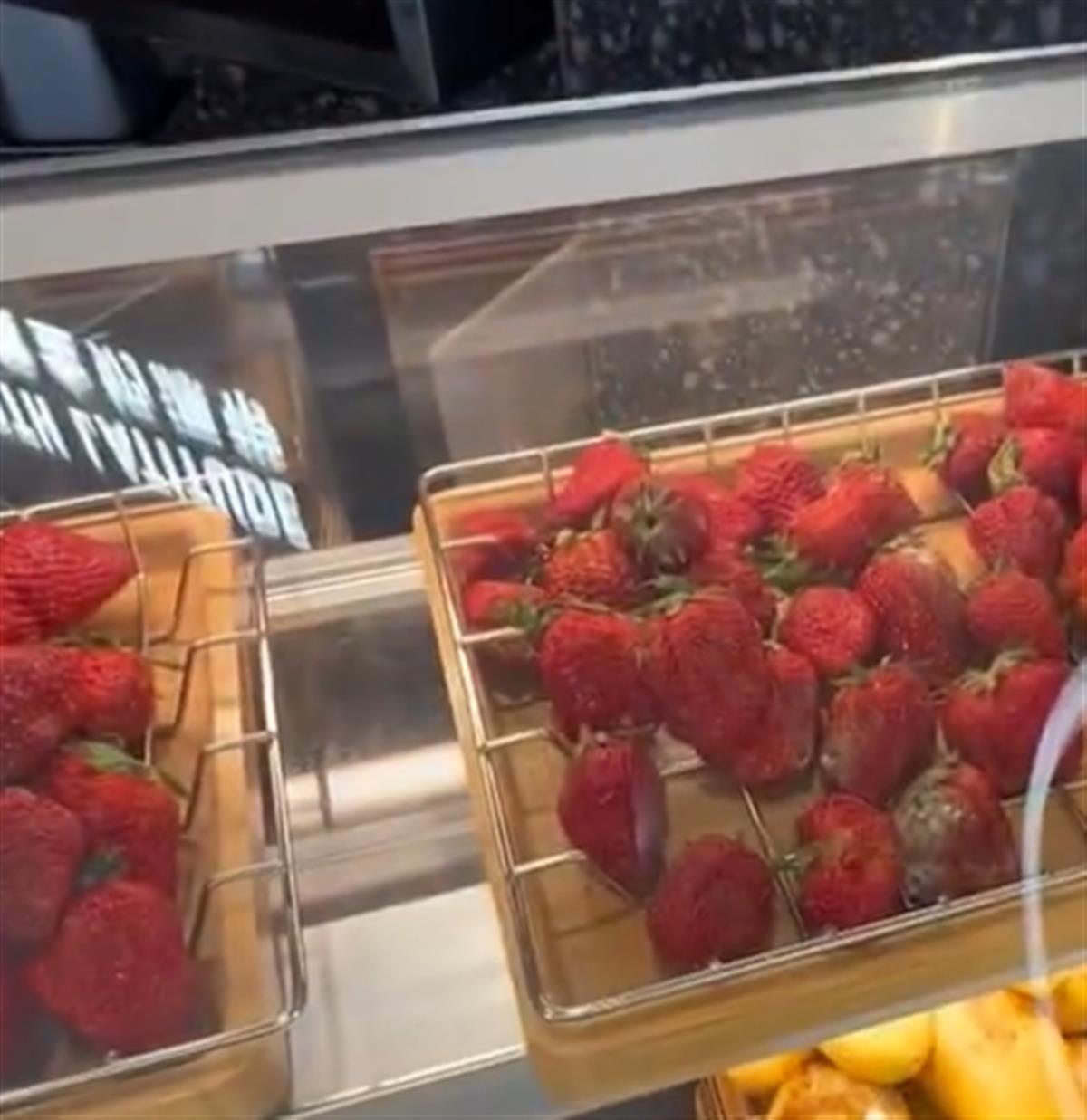 安徽一酸奶店柜子里草莓腐朽，官方：仅系展示用，正进一步侦查