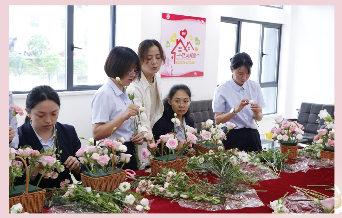 武夷有轨电车公司举办母亲节插花活动,传递对母亲的深情与敬意