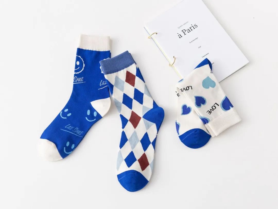 潮流,冰雪气质分分钟拿捏~!蓝白印花款克莱因蓝中筒袜!