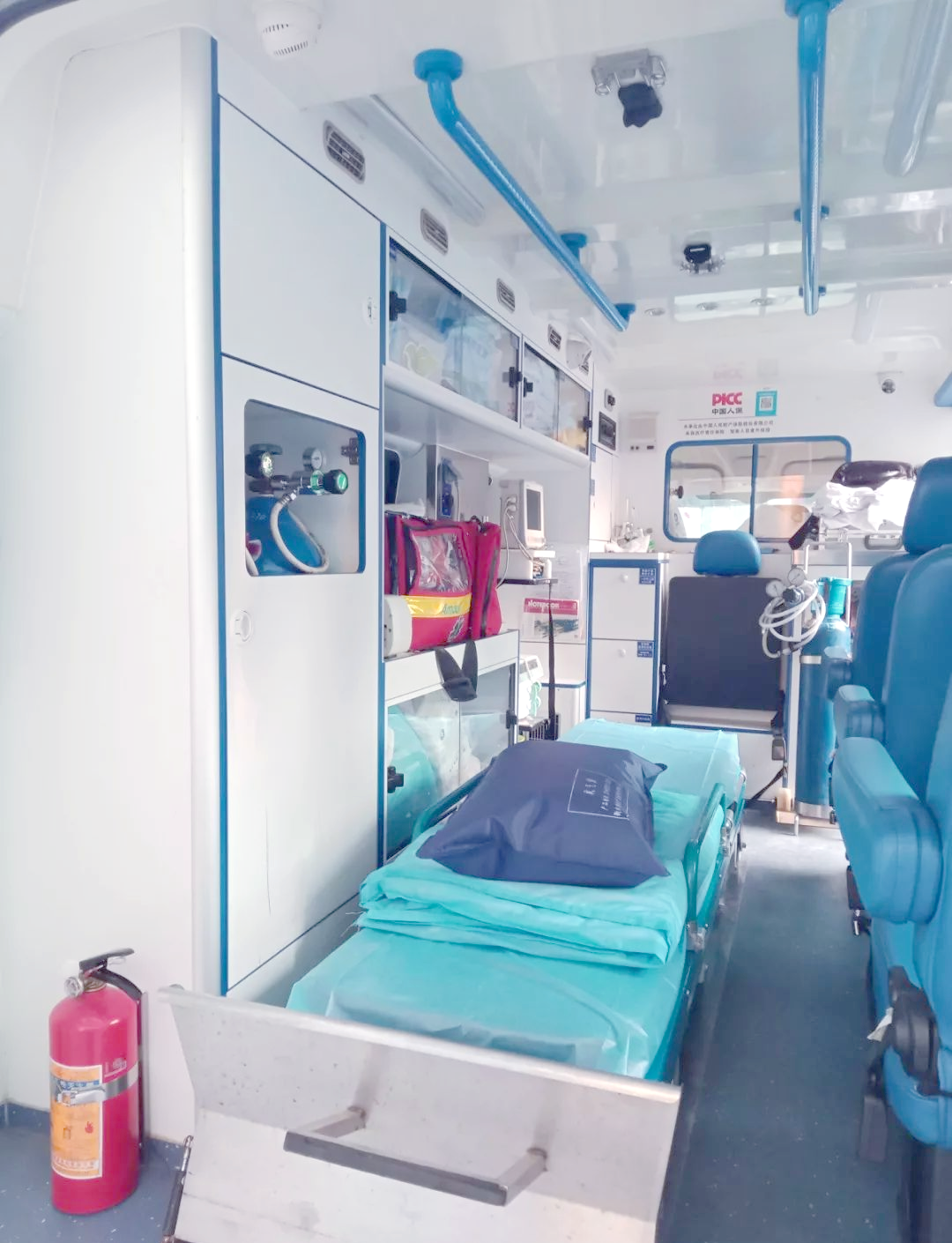 "黑救护车"问题严重,它们往往由废弃车辆改造而成,内部设施极其简陋