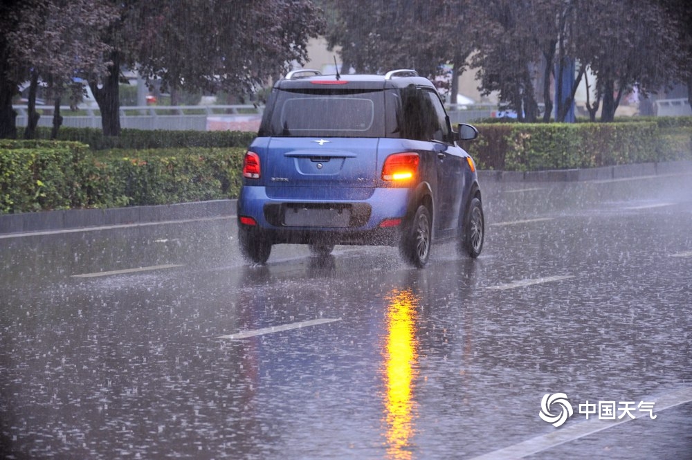 河南汝州暴雨再起 街上行车水花四溅