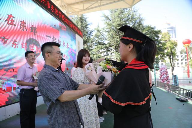 兰州市东郊学校举办2022届学生毕业典礼