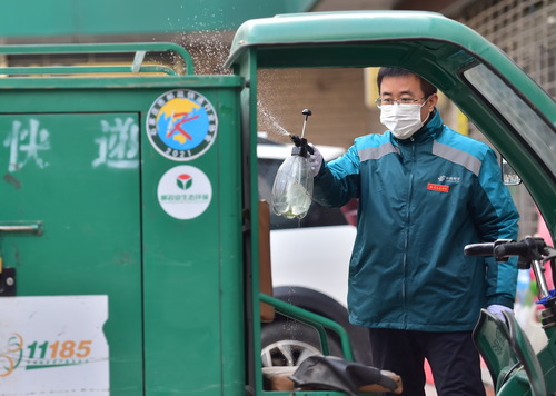 疫情下的石家庄:快递员陆续复工 生活必需品充足供应