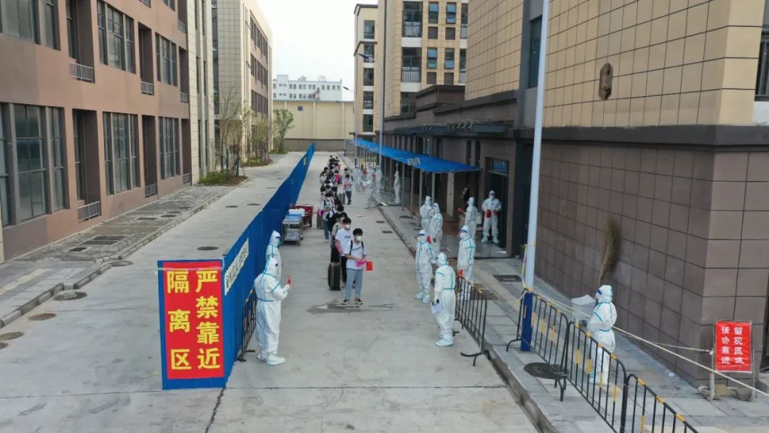604名颍州学村关联疫情师生员工解除隔离