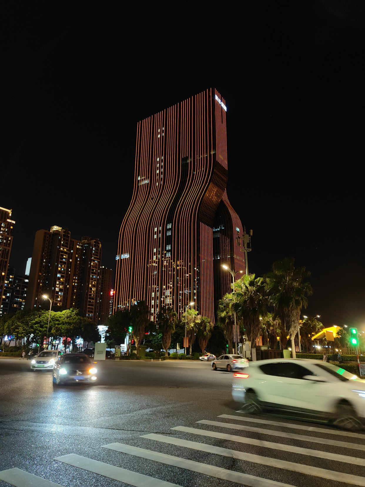 夜晚的厦门会展中心和观音山沙滩风景