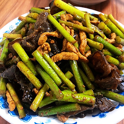 料足口感好,你一定喜欢的美味下饭「蒜薹木耳炒肉丝」