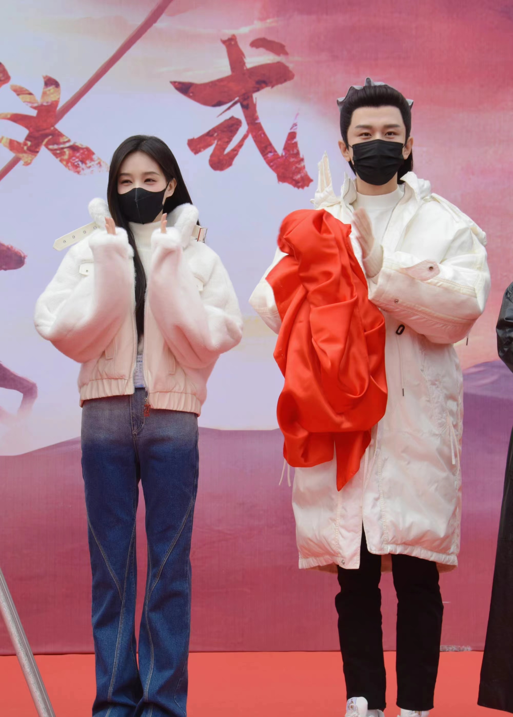 李一桐新剧开机穿搭亮眼,白色毛绒外套搭牛仔裤,恬静又减龄!