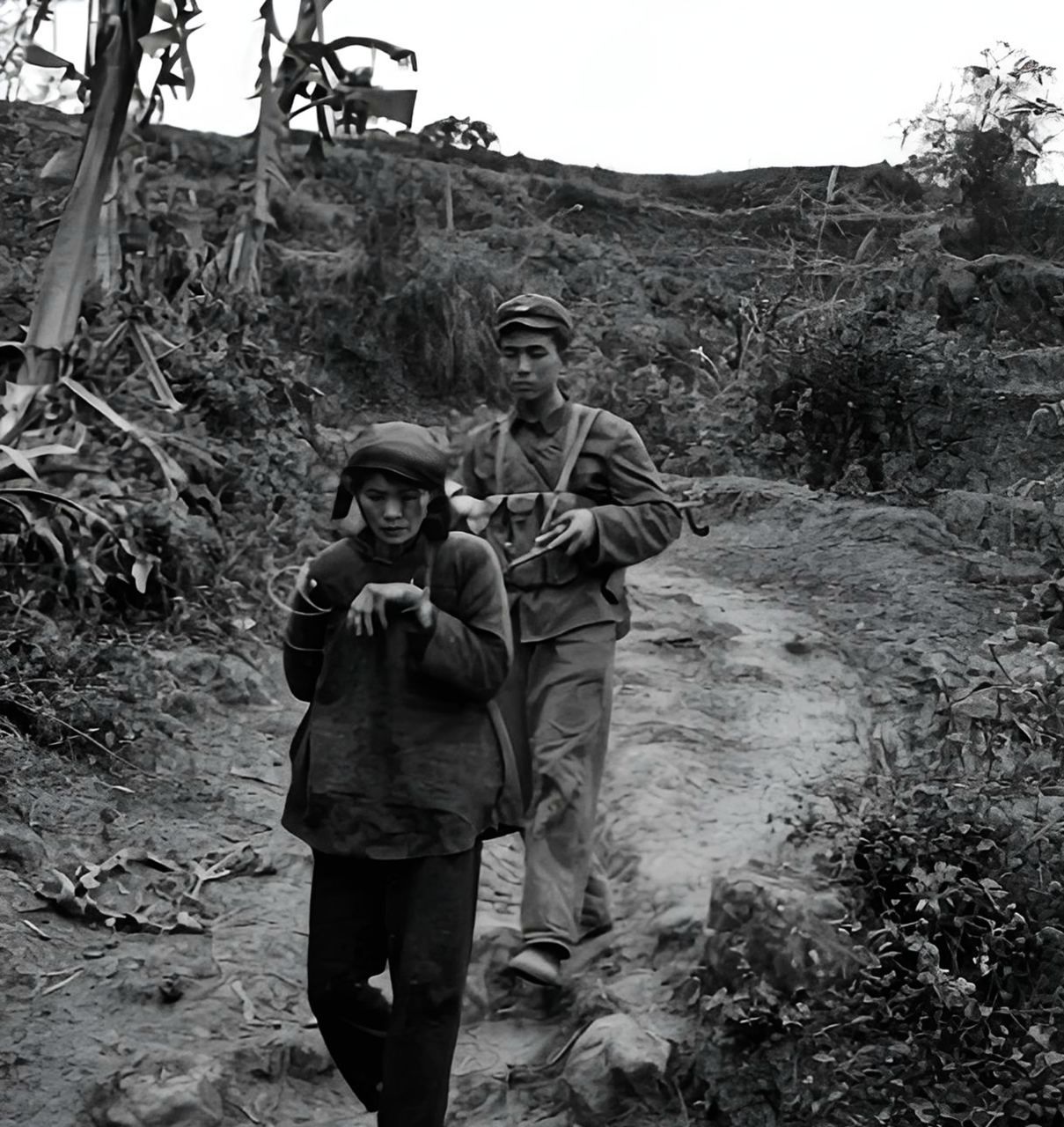 1979年,一名在谅山战役中被俘的越南女兵被我军士兵护送!