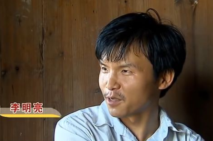 "博士"李明亮:父母负债累累,他却回家啃老4年,如今怎样了?