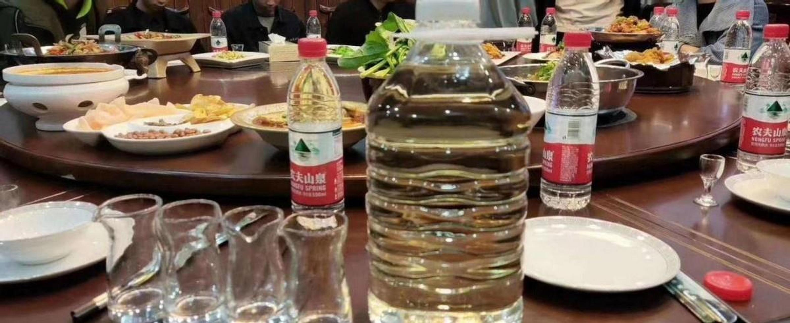 老板去酒局原来都是带茅台,这次却拿着几瓶矿泉水,我很好奇"是为了躲