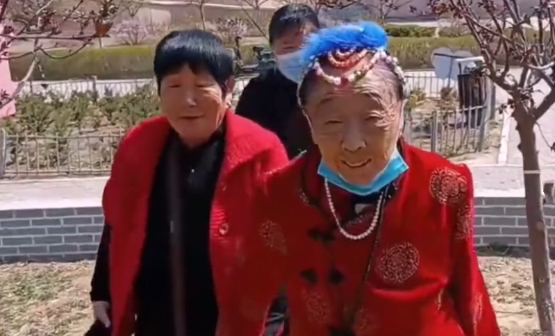 马玉琴过85岁大寿,70岁婆婆到场祝贺,真实身份被扒,网友:该封