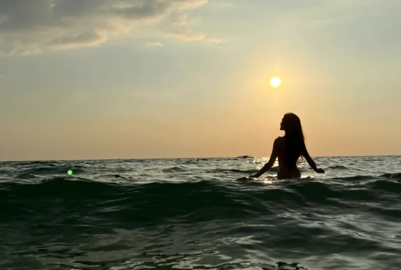 陈思诚女友阮巨晒大胆泳装照,身材不输佟丽娅,住千元酒店很低调