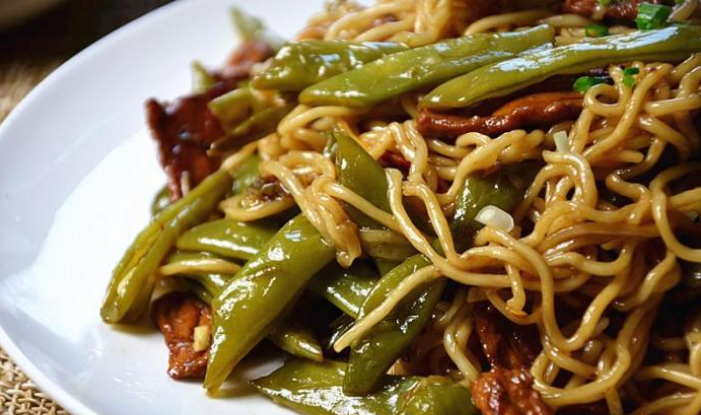 用香喷喷的豆角蒸面,有菜,肉和面,简单方便,好吃到舔盘子