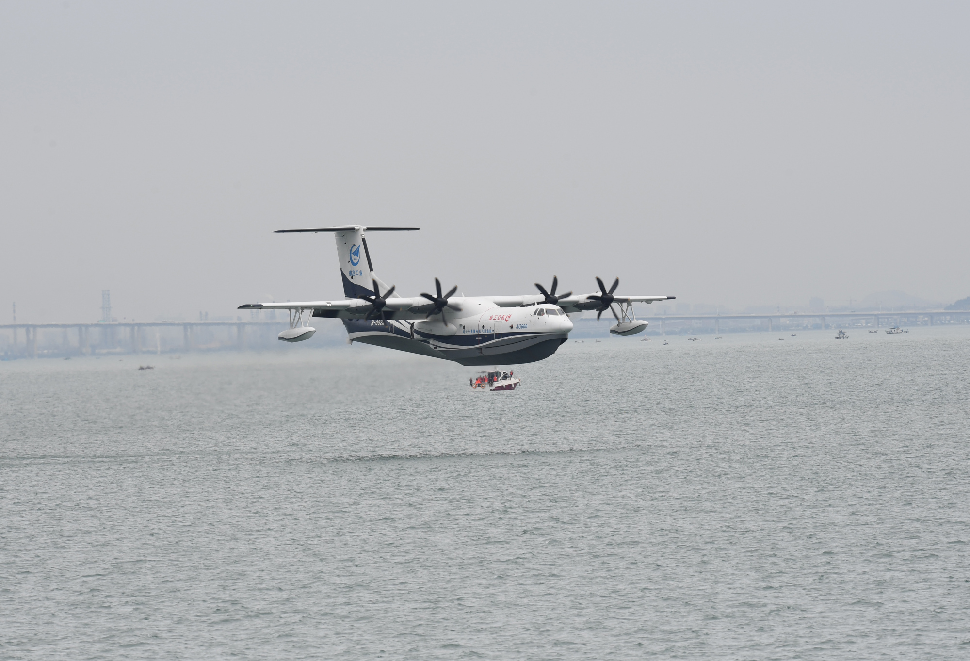 中国水陆两栖大飞机鲲龙ag600完成海上首飞