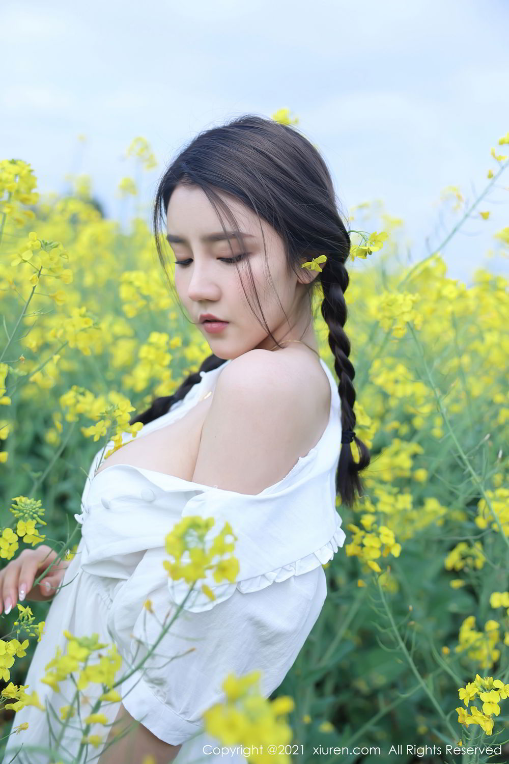 美女壁纸|油菜花地里的双麻花辫白裙美女夏西cici唯美高清写真(1/8)