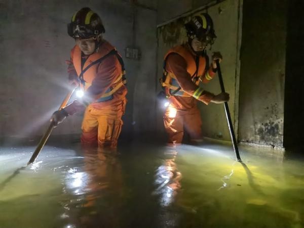 "7·20"暴雨中的消防队员:为救人数次翻越钢丝网围墙,很多被救者离开