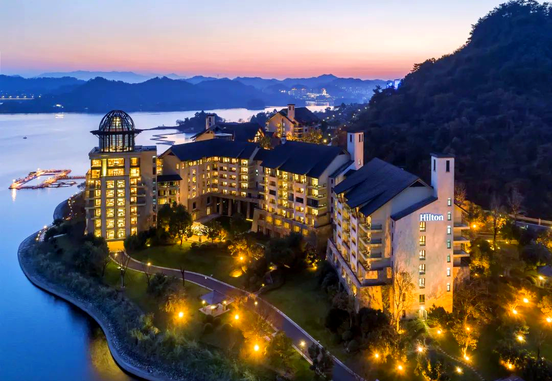杭州千岛湖滨江希尔顿度假酒店:多种套餐优惠,含丰富水上活动与亲子