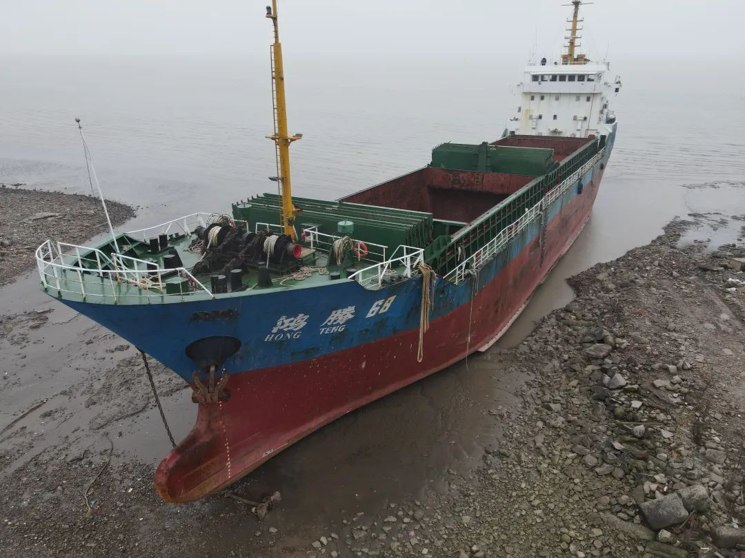 搁浅长兴岛滩涂数月的"网红船",终于成功脱困