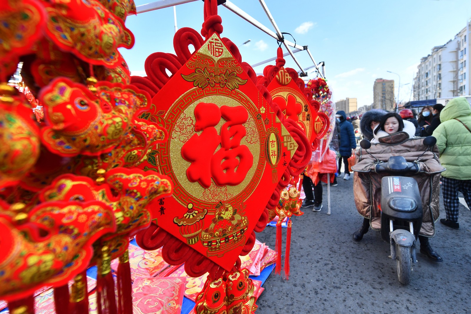 实拍青岛腊月年集年味浓浓供销两旺