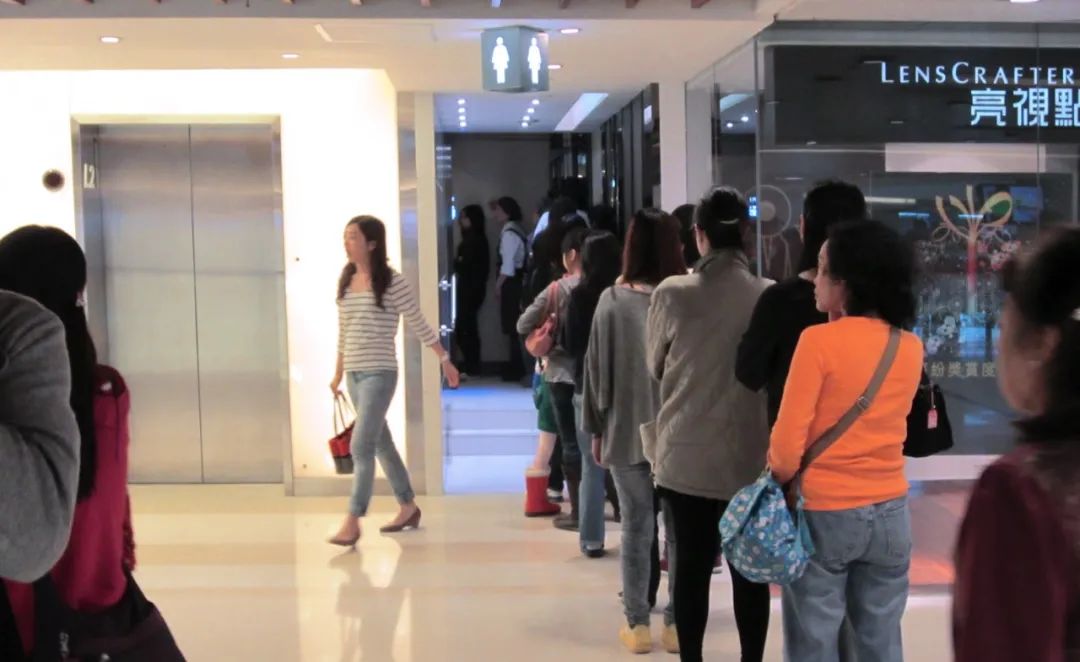 女厕为何总在排队?"公厕改革"能实现如厕自由吗?