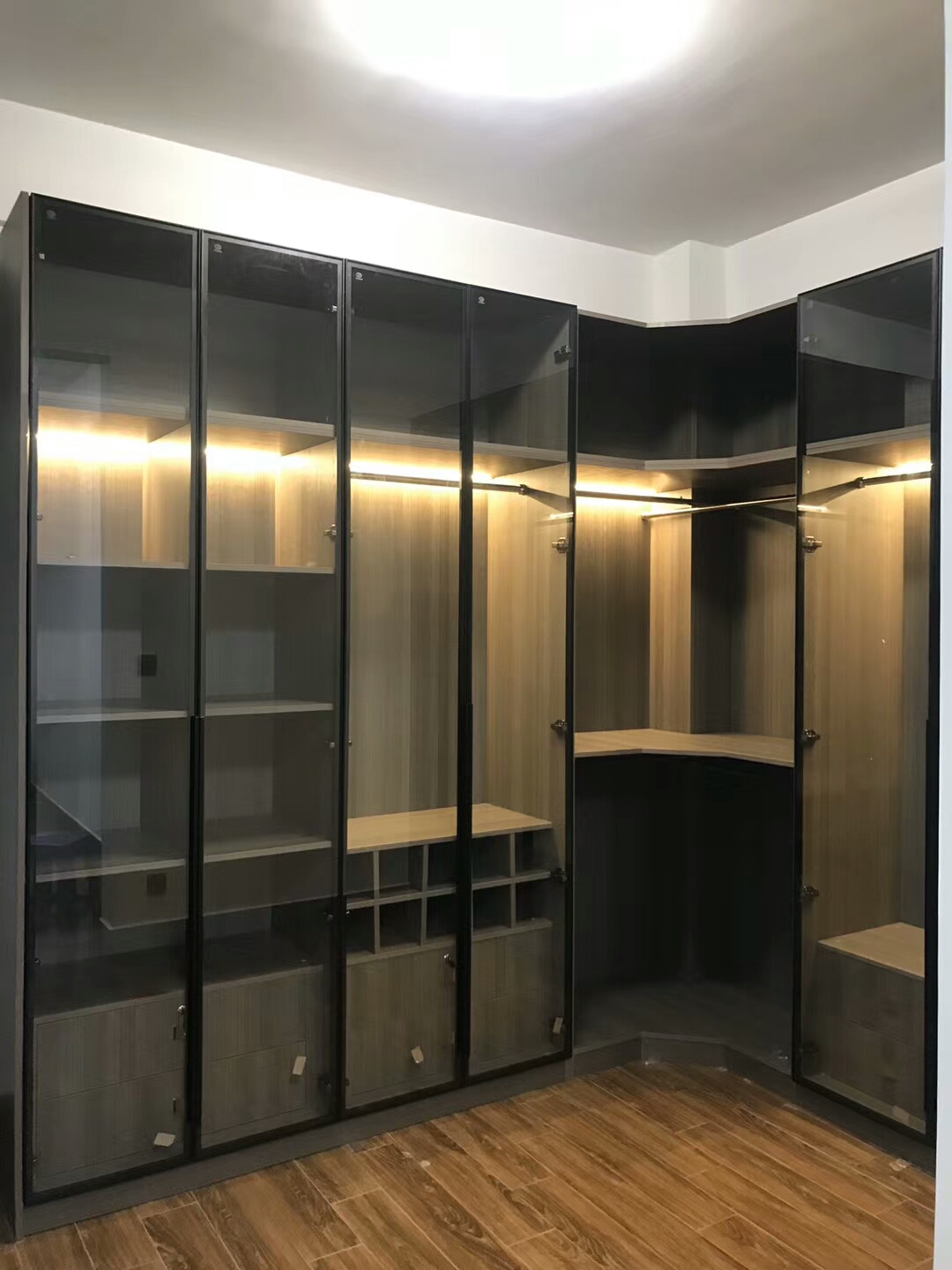 主卧衣柜 - 热门商品专区