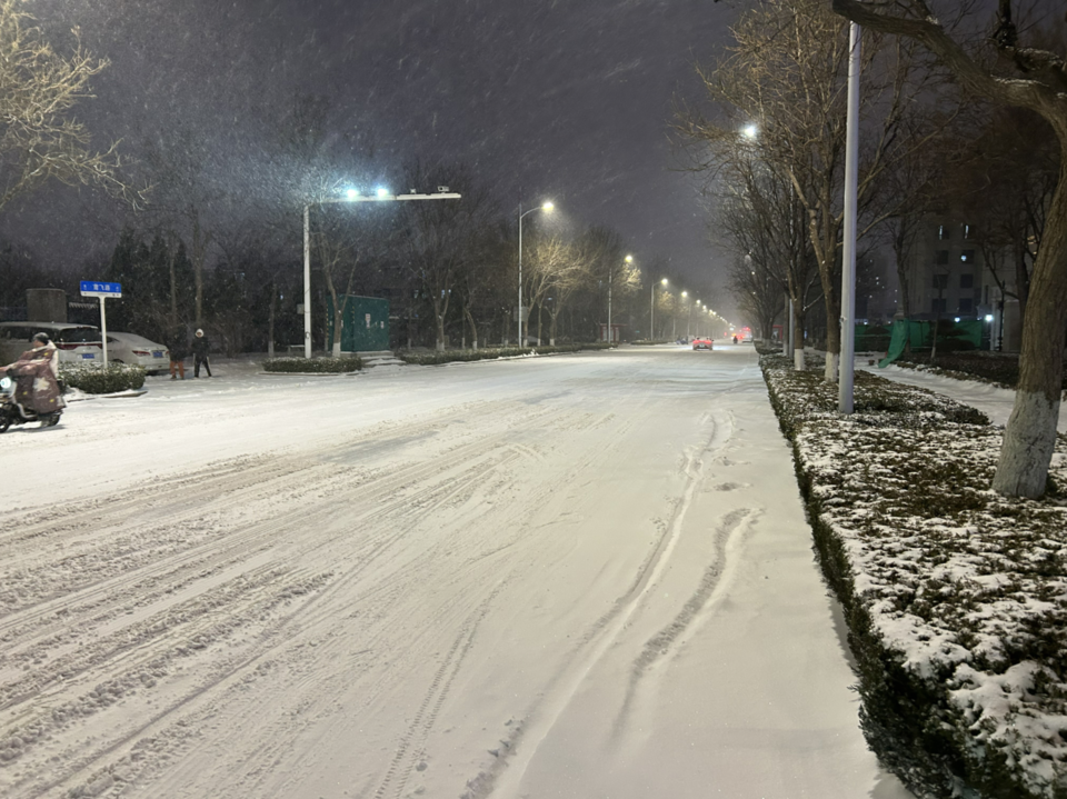 潍坊一市民雪夜开直播无偿接送陌生人,一晚上帮50多人回家