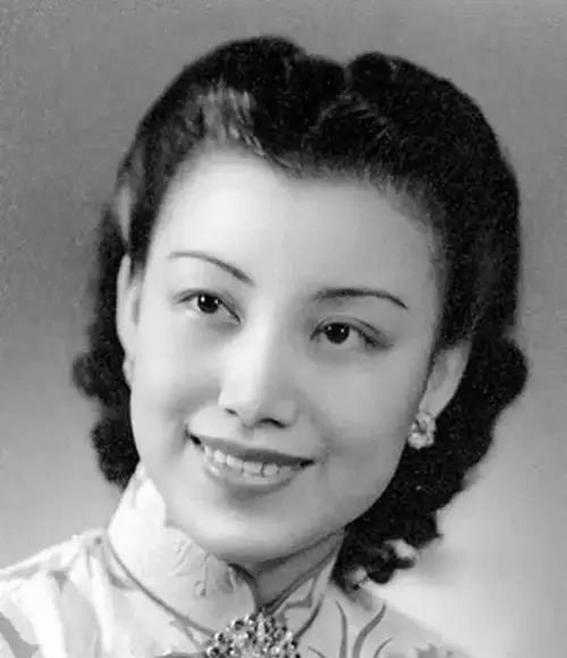 1935年,20岁妖艳妩媚的青楼女子潘素恳求37岁的张伯驹:"求求你给我