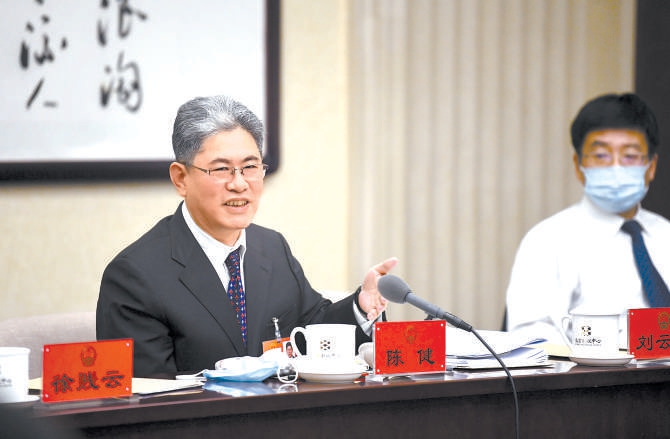 看!北京两会上,代表们忙碌的身影