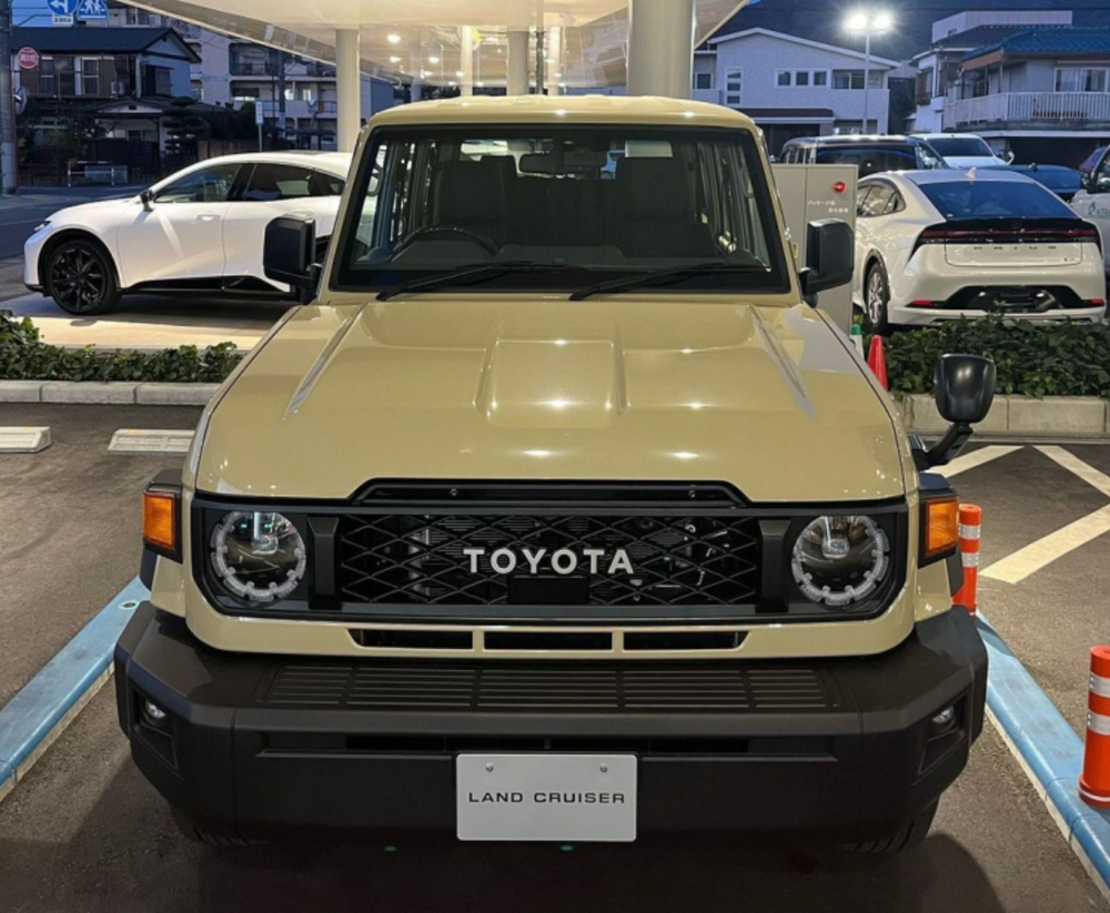 丰田兰德酷路泽lc76实车街拍,搭载2.8t柴油引擎