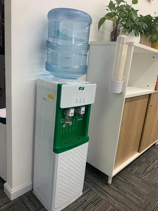 曾经风靡的"桶装水饮水机",为何如今备受冷落?原因让人意外