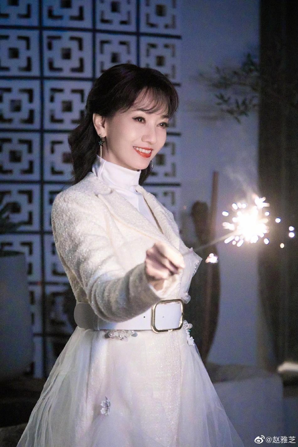 赵雅芝手持烟花 笑容更甜美!