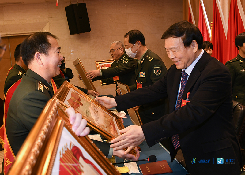 江苏省军区党委全会暨党管武装工作述职会在宁召开 娄勤俭出席并讲话