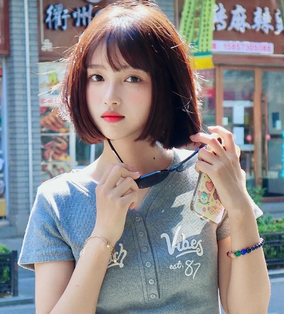 简单大方的茶系短发