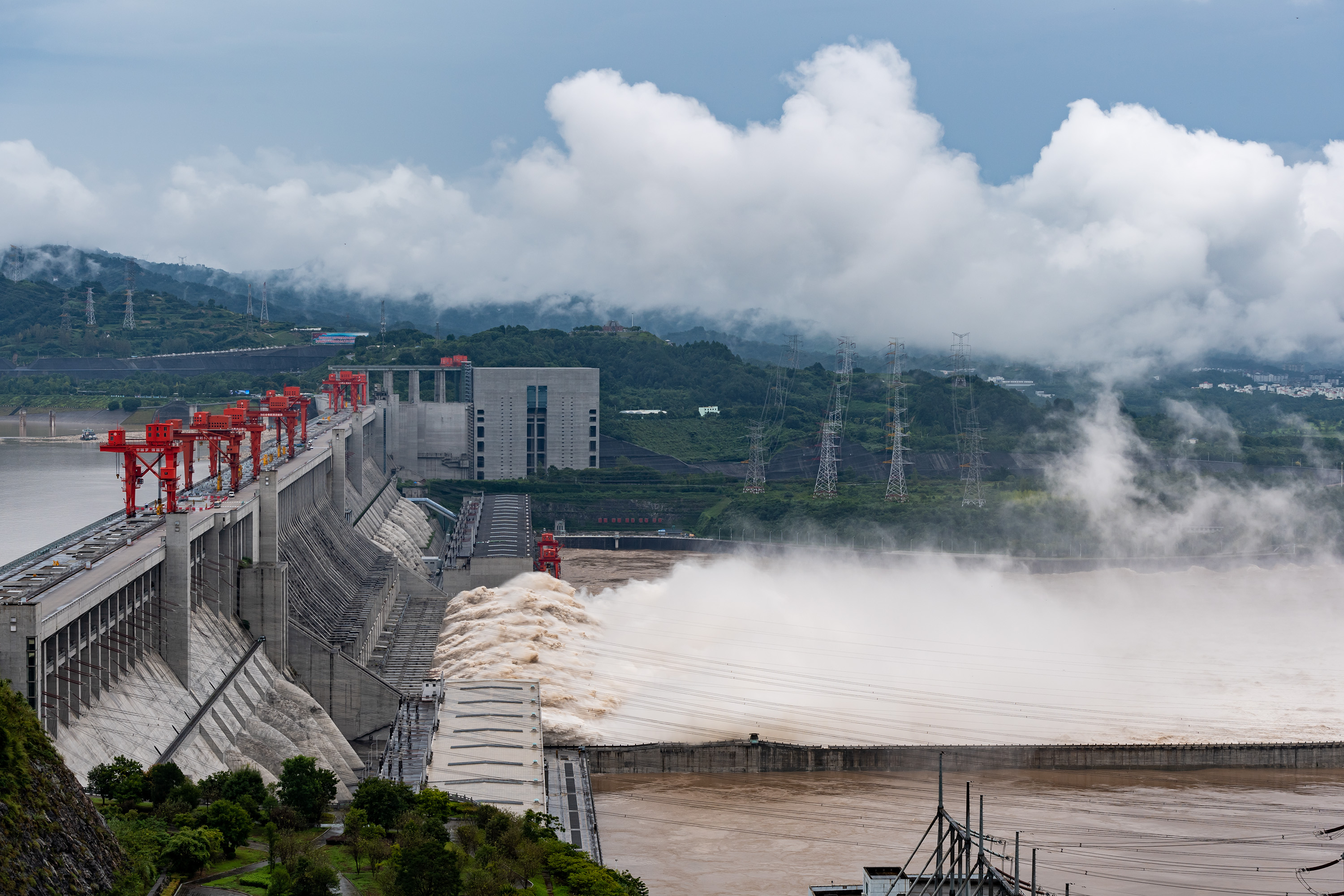 三峡水利枢纽迎战建库以来最大洪峰