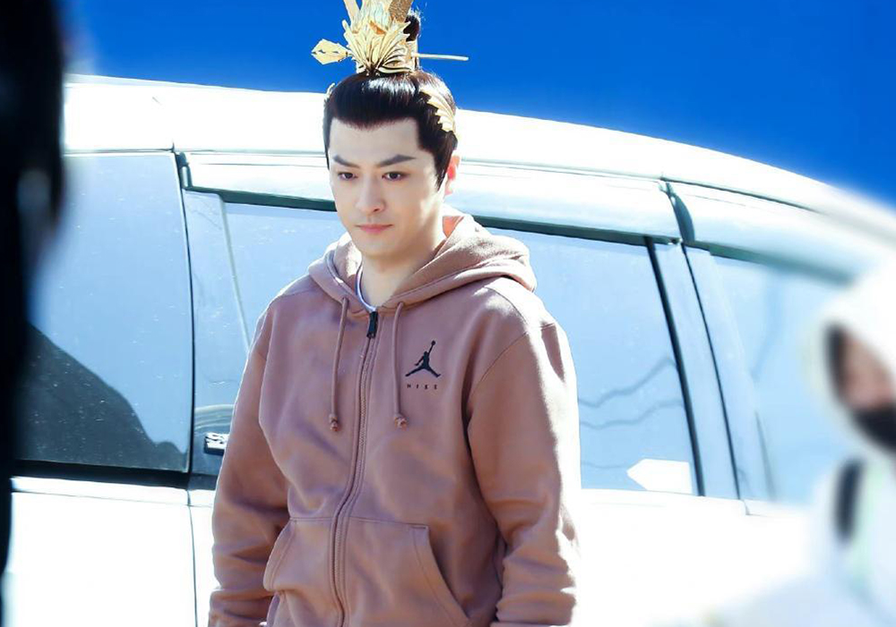 《吉星高照》君吾路透图,金色发冠好廉价,优点是发型不是批发的