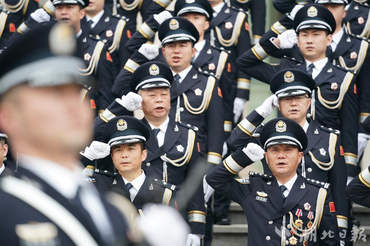 致敬警察节!这身警礼服,真帅