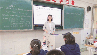 刘丽云用情演绎教育事业舞台剧