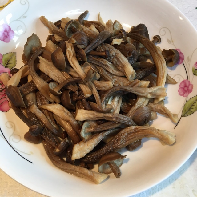 臘肉腐竹炒鹿茸菇,食材相互融合,味道非常的不錯