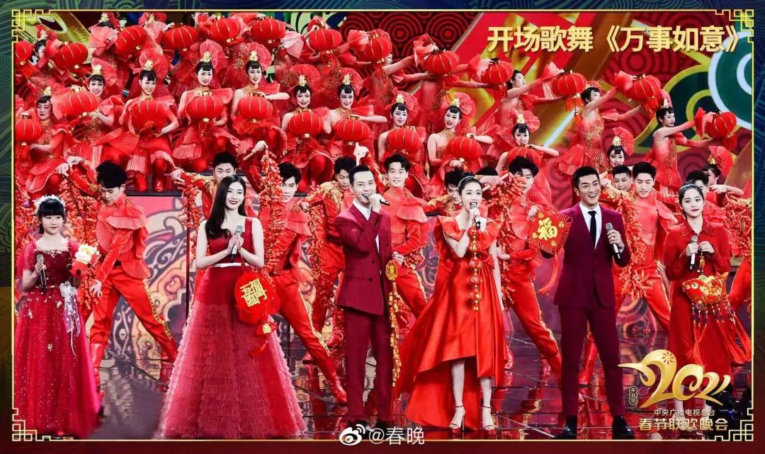 1983年春晚是央视第一次采用直播形式,现场安装了四部热线电话,供观众