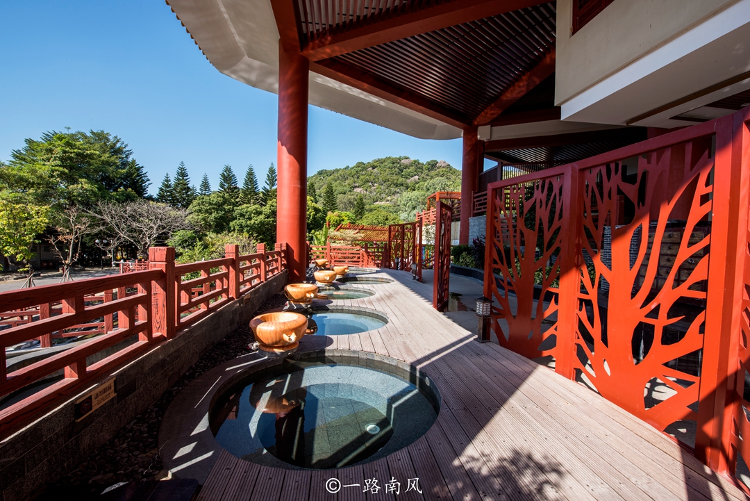 潮州"粤东第一温泉",外观像皇宫,广场上还盘着"两条龙"