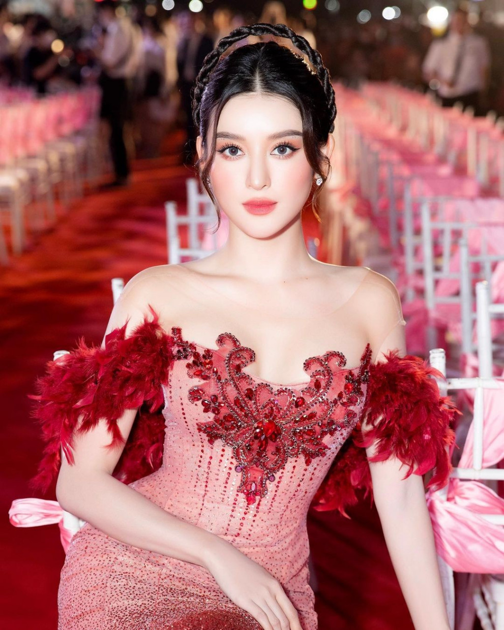 越南美女阮陈玄媚nguyentran的福利图,她是专业模特,凭借着绝美的容颜