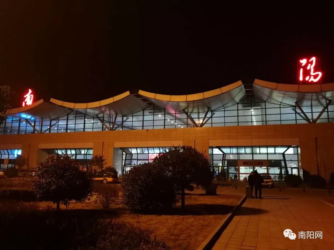 航空方面:南阳东站,位于南阳市宛城区茶庵乡,站房建筑面积50680平方米