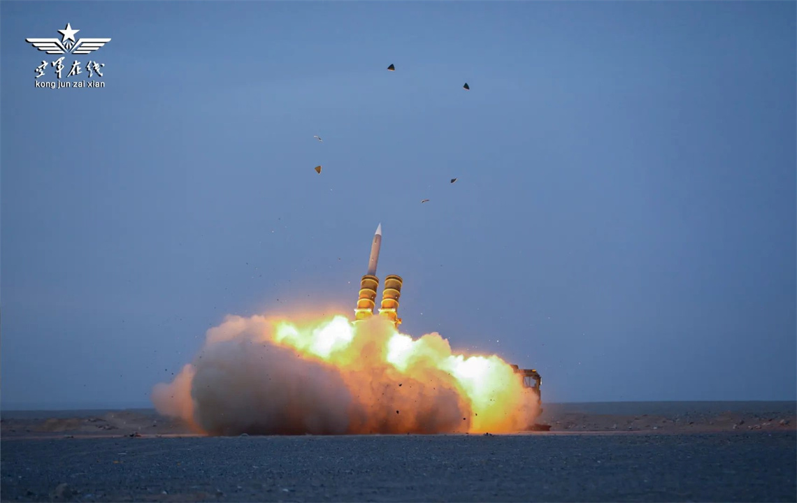 烈日狂沙满征途!一组大图看地空导弹兵千里机动演练