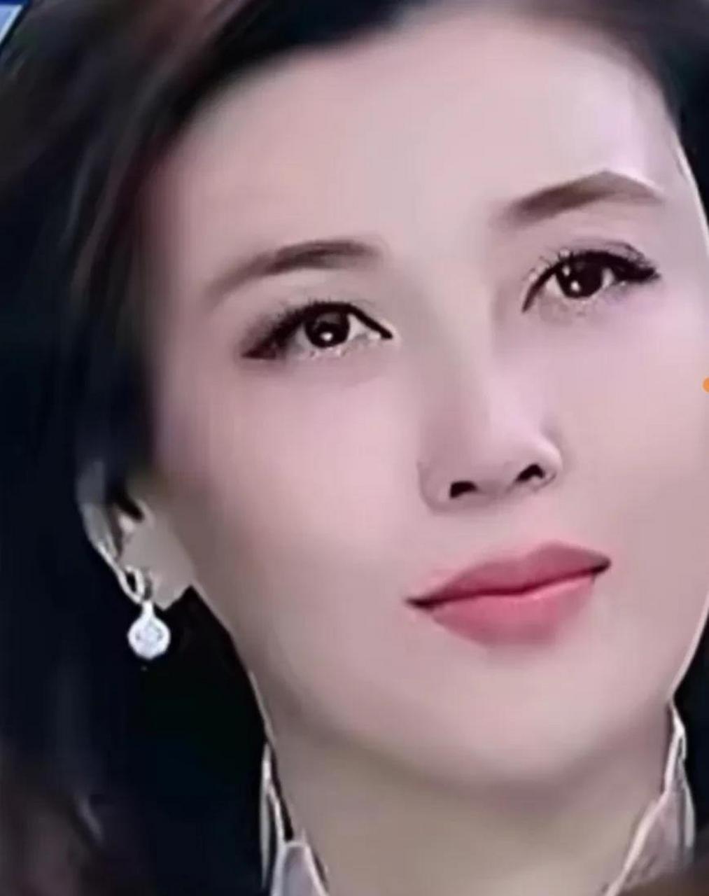 为美女主持人李红点赞!