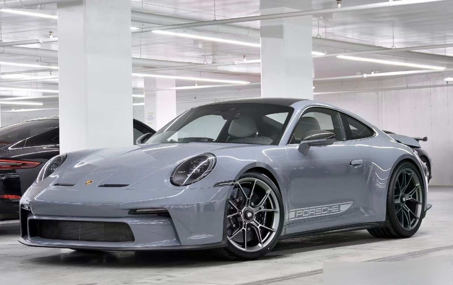 尽管有人质疑这样的价格是否值得,但手动挡跑车带来的驾驶体验却是