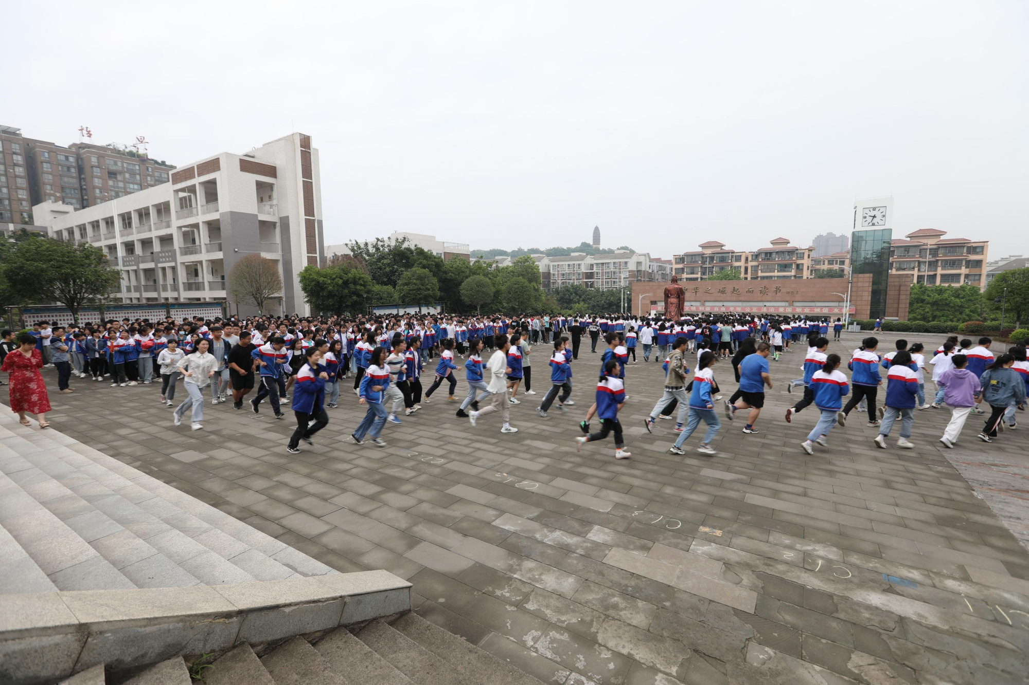 中江縣城北中學舉行地震消防應急疏散演練活動