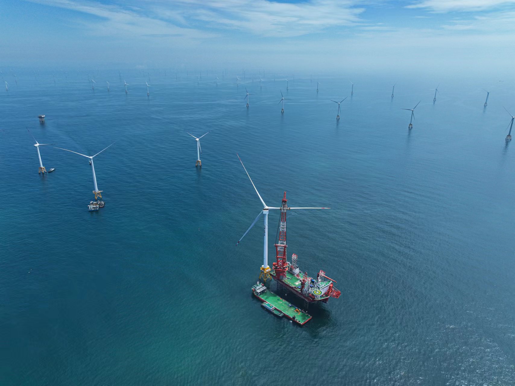 全球单机容量最大海上风电机组成功吊装